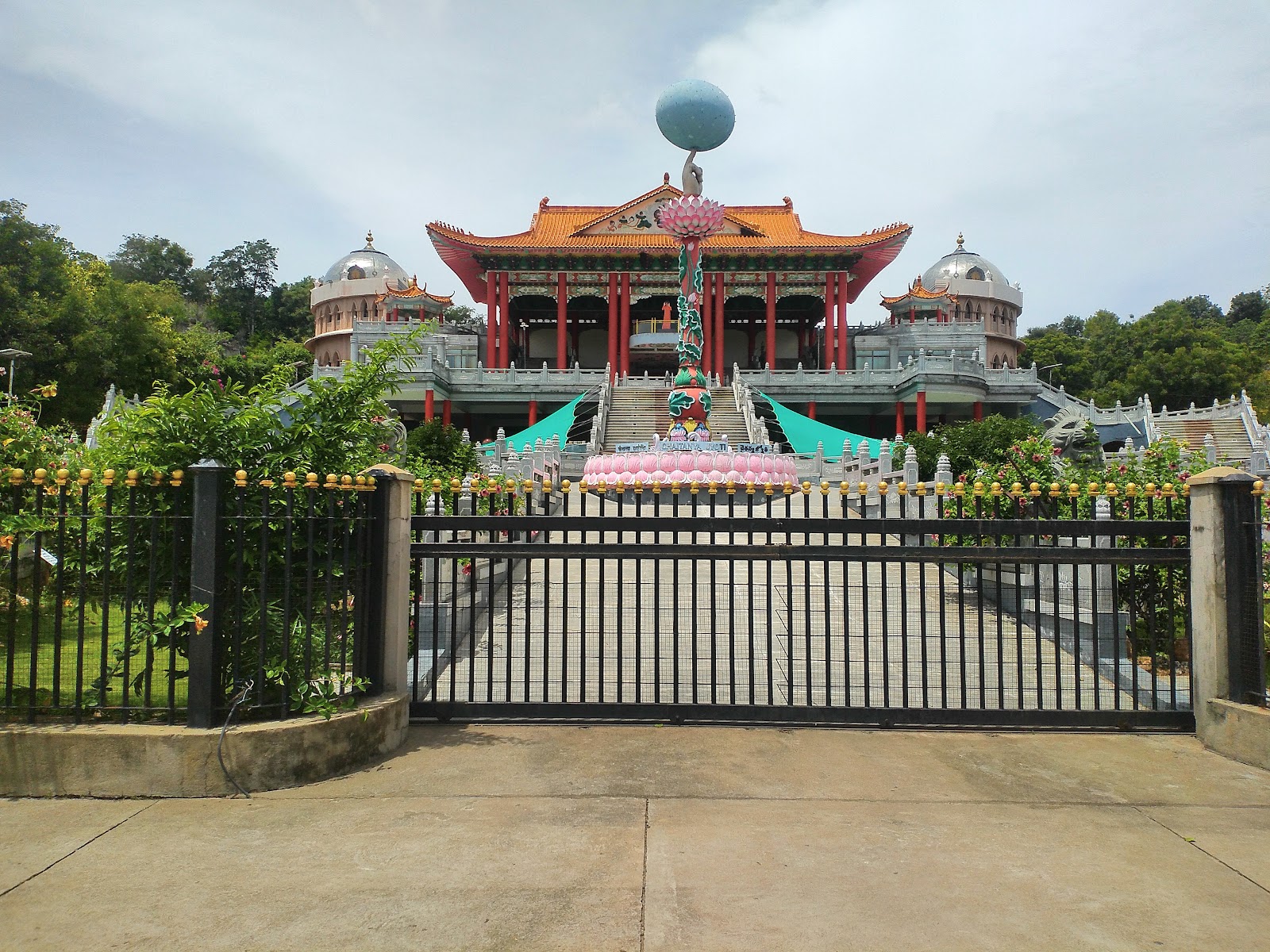 Sri Satya Sai Baba Samadhi Puttaparthi