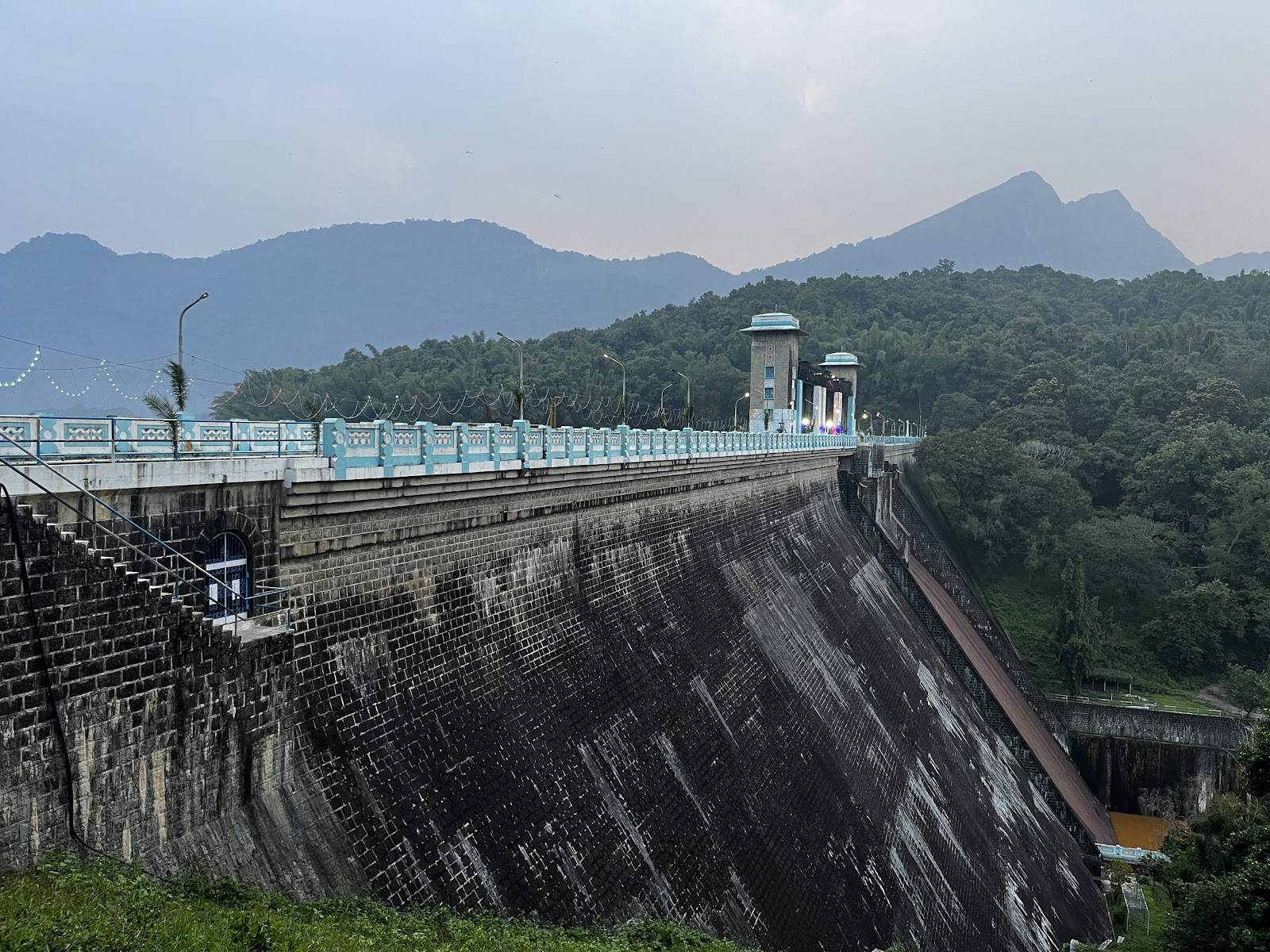Lower Sholayar Dam