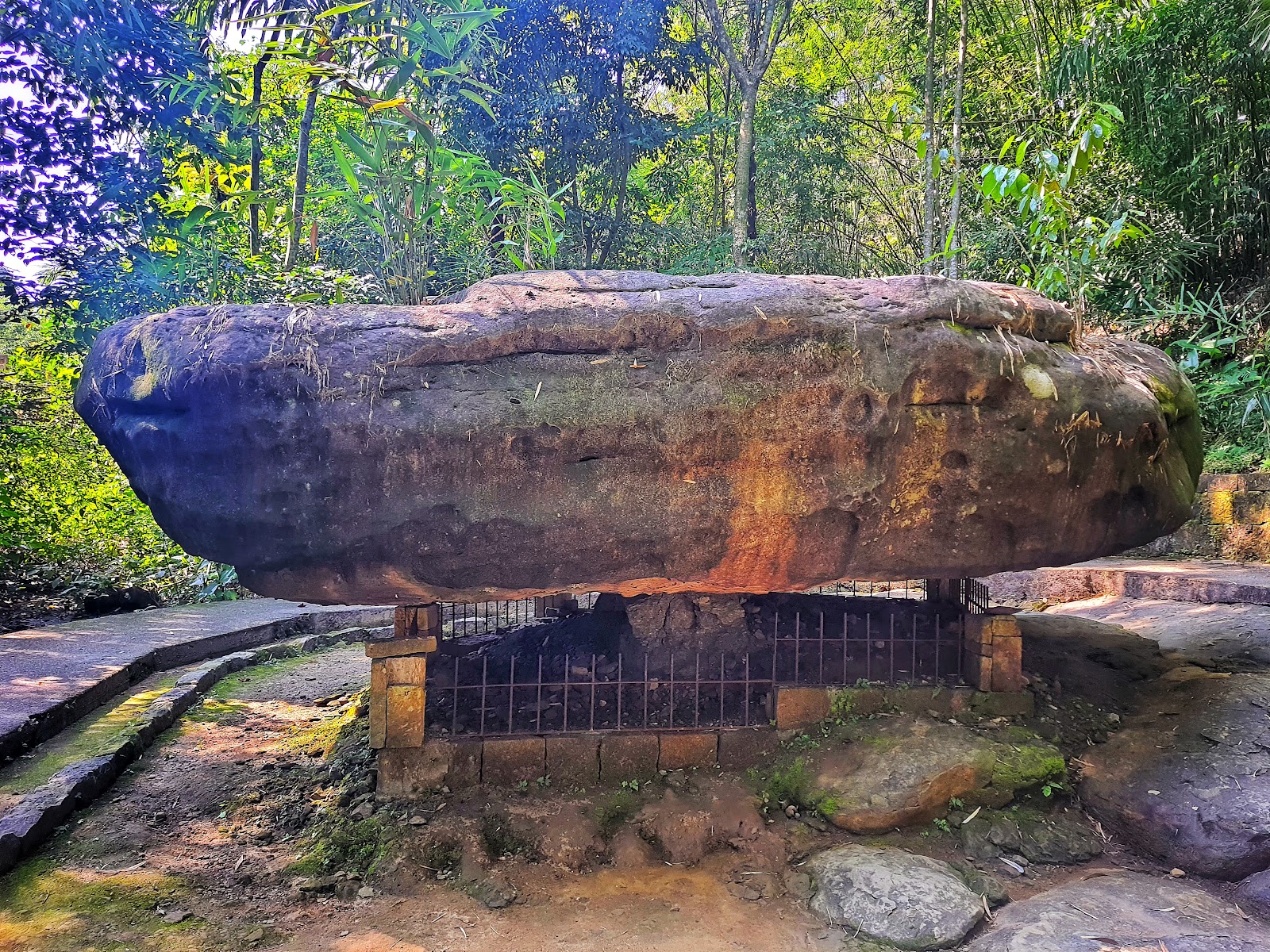 Mawlynnong Waterfall